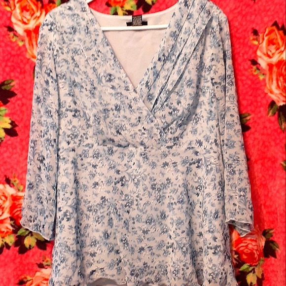 18/20 Floral low cut top. Very detailed - Picture 1 of 3